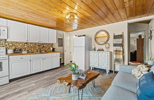Bayview Apartment | Boats ‘N Rows Float Home