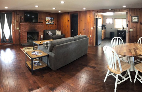 Wyandotte House | BobCat Cottage lake front home on Grand Lake, OK with dock