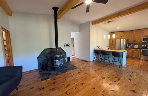 Bobcaygeon House | Bobcaygeon Cottage/Home - Snowmobile Trails, Shop and Relax!