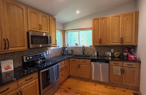 Bobcaygeon House | Bobcaygeon Cottage/Home - Snowmobile Trails, Shop and Relax!