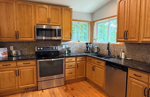 Bobcaygeon House | Bobcaygeon Cottage/Home - Snowmobile Trails, Shop and Relax!