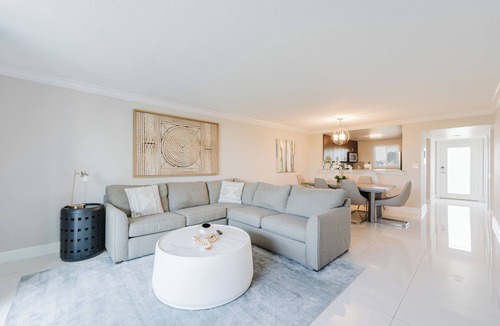 Boca Raton Condo | Boca Raton Escape Pool Directly Across from Beach