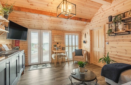 Dyserth Cottage | BOD ERW LODGE, romantic in Dyserth