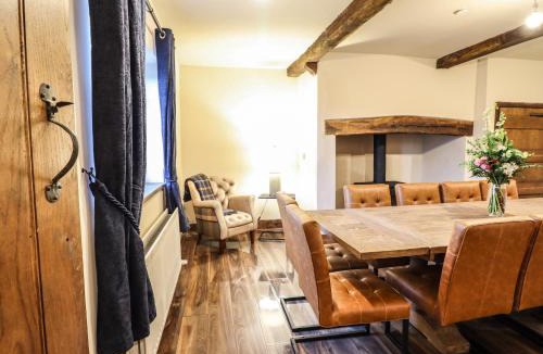 Trefeglwys House | Bodaioch Cottage