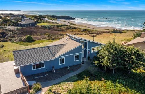 Sereno del Mar House | Bodega Bay Beach Home VIEWS Fire Table Dogs OK