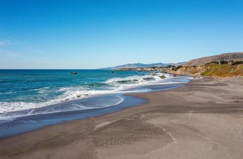 Sereno del Mar House | Bodega Bay Beach Home VIEWS Fire Table Dogs OK