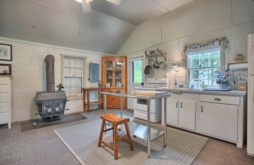 Carlisle Cabin | Bodhi's Cabin: Creekside Getaway