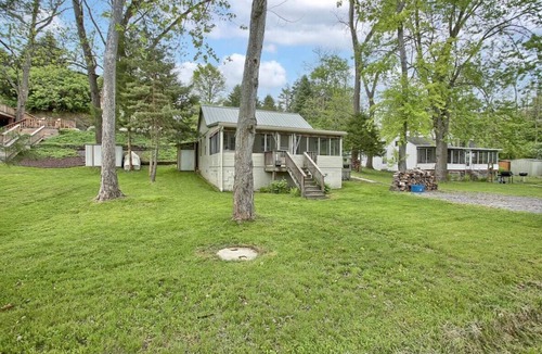 Carlisle Cabin | Bodhi's Cabin: Creekside Getaway