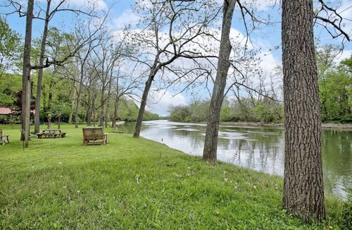Carlisle Cabin | Bodhi's Cabin: Creekside Getaway