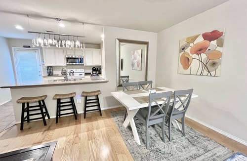 Greater East End House | BodhiTree☆House┃Charming Townhome in Central Houston┃Full Kitchen ┃2 bedrooms