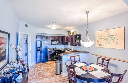 Lake Ozark Condo | Bogey Bungalow-Four Seasons-1BD/1BA/Balcony/Pool/Golf-2PP