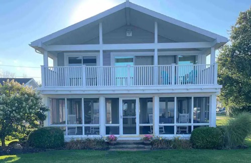 Hilton Cottage | Bogus Point. A lakeside retreat.