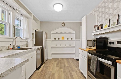 Columbia House | Bohemian Bungalow, Pac-Man, walk downtown!