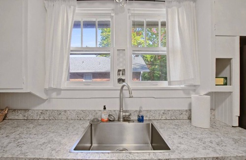 Columbia House | Bohemian Bungalow, Pac-Man, walk downtown!
