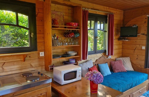 Fatouville-Grestain Ski Chalet | Bohemian Cottage in Caravan for 2–4 Guests near Honfleur with Pool