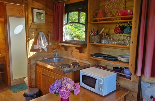 Fatouville-Grestain Ski Chalet | Bohemian Cottage in Caravan for 2–4 Guests near Honfleur with Pool
