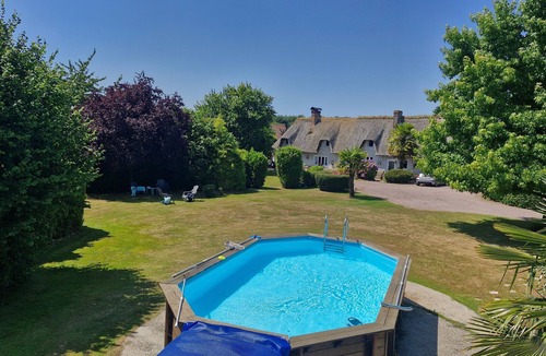 Fatouville-Grestain Ski Chalet | Bohemian Cottage in Caravan for 2–4 Guests near Honfleur with Pool