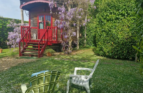 Fatouville-Grestain Ski Chalet | Bohemian Cottage in Caravan for 2–4 Guests near Honfleur with Pool