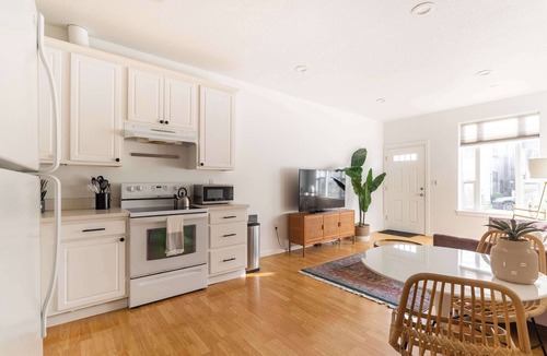 Hosford-Abernethy Apartment | Bohemian Hideaway Yard + Patio Walkable