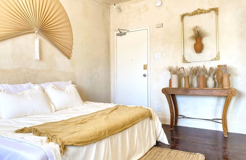 Westlake Apartment | Bohemian Oasis 4 Minutes from Downtown LA