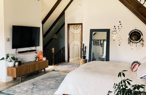 Simcoe House | Bohemian Oasis near the sandy shore of Lake Erie