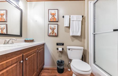 Kingston Hotel | Bohemian Rhapsody Suite 5 by The Lodges at Fossil Creek