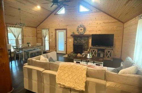 Davisville Ski Chalet | Bohío Retreat - Cabin and Creek View on 42 Acres