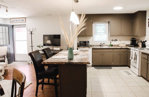 Floyd Apartment | Boho 2 bedroom in downtown Floyd, VA-Golden Maple