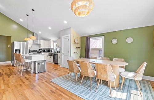 Downtown House | Boho 5BR Modern Villa Hot Tub Grill Patio Backyard