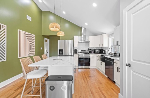 Downtown House | Boho 5BR Modern Villa Hot Tub Grill Patio Backyard