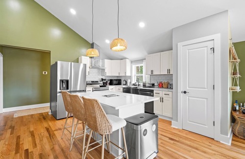 Downtown House | Boho 5BR Modern Villa Hot Tub Grill Patio Backyard