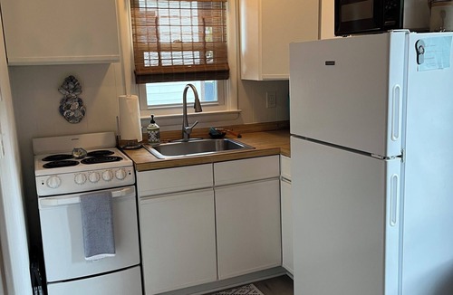 West Ocean City Cottage | Boho Beach Cottage- Quiet, Deck, Private parking, Bikes- 1 mi to Beach & Boards!