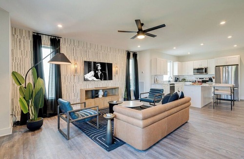 Whitebridge House | Boho Blues 5627-Near Broadway–Sleeps 6
