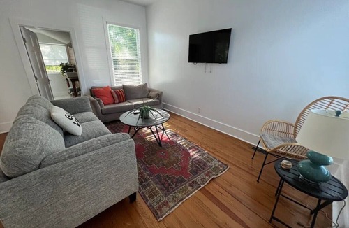Wilmington House | Boho Bungalow - Downtown - Free Parking