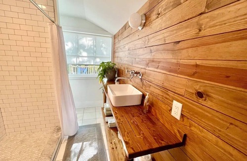 Wilmington House | Boho Bungalow - Downtown - Free Parking