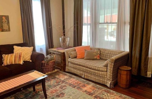 Richmond House | Boho Bungalow off Main-one block from Lovely Park