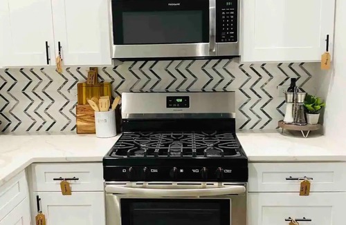 Chicago Apartment | Boho Chic 2BR Condo, Queen Bed With Free Parking