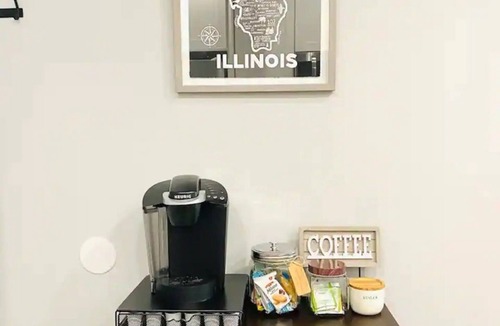 Chicago Apartment | Boho Chic 2BR Condo, Queen Bed With Free Parking
