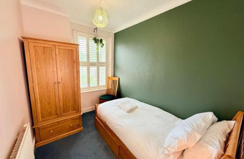 Staple Hill House | Boho-Chic Cottage Retreat