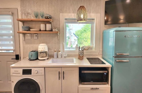 Quartier 5-4 Apartment | Boho Chic Tiny House Hot Tub EV Charger & Parking