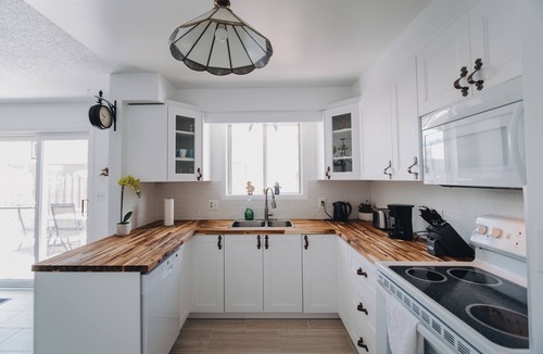 Crystal Beach House | BOHO COTTAGE "Hot Tub & Close to Beach"