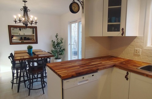 Crystal Beach House | BOHO COTTAGE "Hot Tub & Close to Beach"