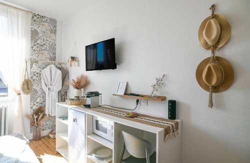 Le Pin Apartment | Boho Room with Garden and Private Jacuzzi Option