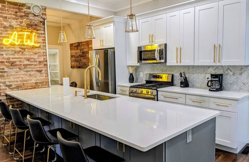 Church Street House | Boho Home with driveway and lots of onsuite baths!