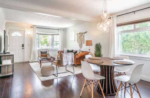 Virgil House | Boho Inspired NOTL Wine Country Private Home for 2