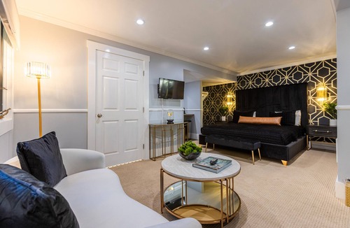 Northwood Hotel | Boho Manor Resort - Studio E