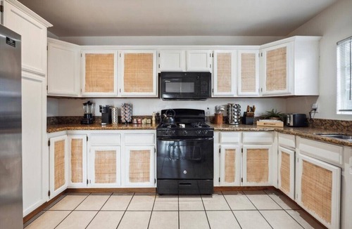North Hollywood House | Boho Retreat: Pool, Spa, Patio, BBQ, Games & Studio