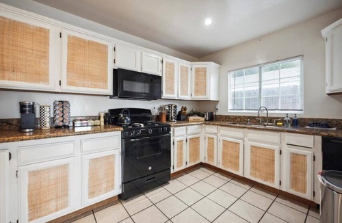 North Hollywood House | Boho Retreat: Pool, Spa, Patio, BBQ, Games & Studio