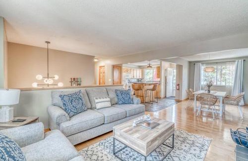 Northwest Calgary House | Boho Retreat w/King Bed on Bow River Pathway