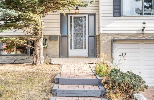 Northwest Calgary House | Boho Retreat w/King Bed on Bow River Pathway